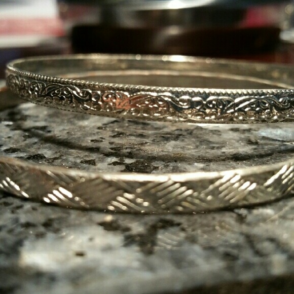 2 Silver tone bangles - Picture 2 of 2